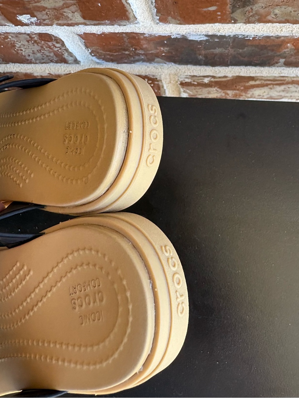 Crocs Tulum Toe Post Toe Sandals Black Tan Strappy Slip On Flip Flop Size 8 - Picture 10 of 13